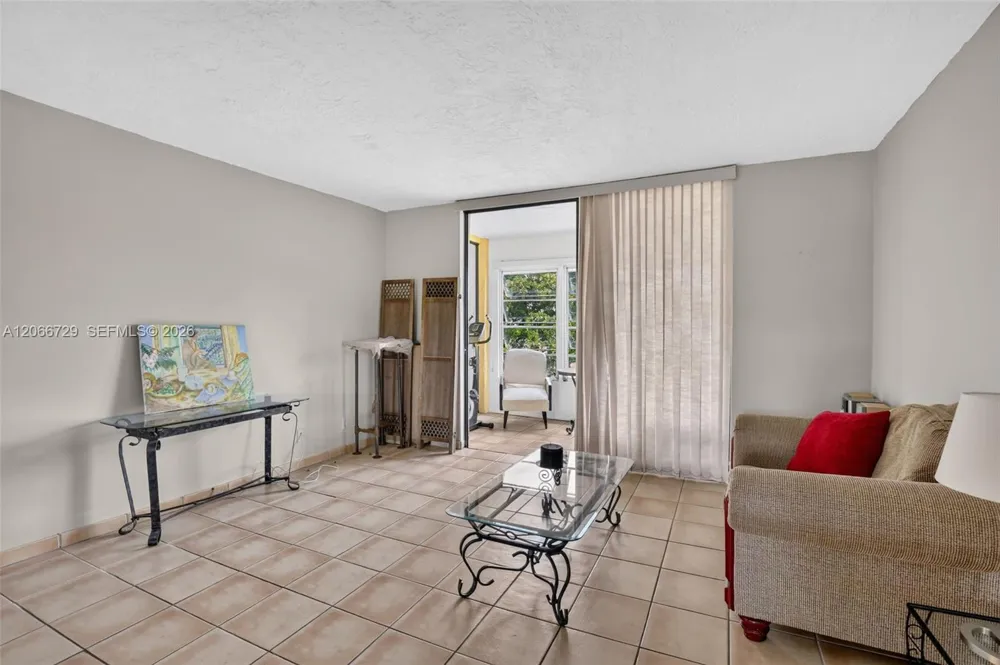 2811 Somerset Dr #405 Lauderdale Lakes, FL 33311