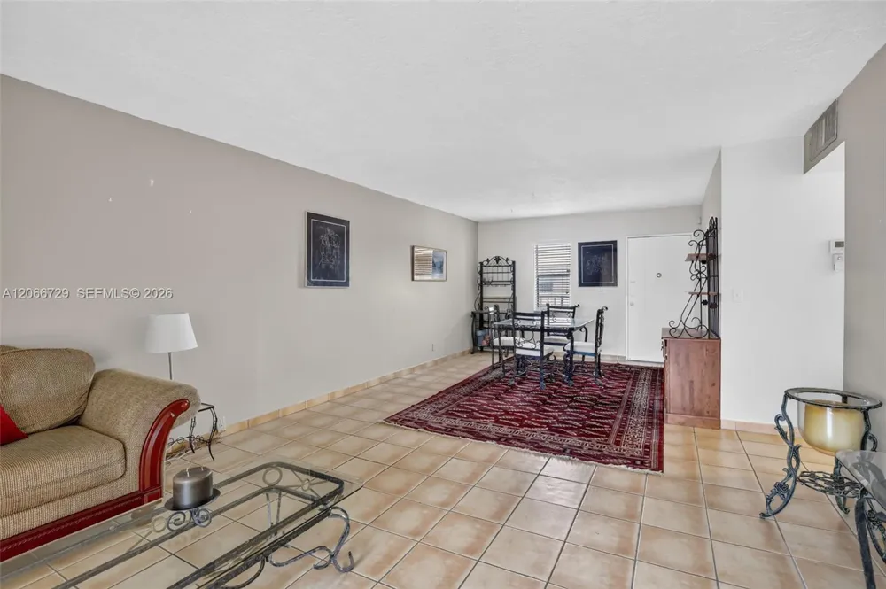 2811 Somerset Dr #405 Lauderdale Lakes, FL 33311