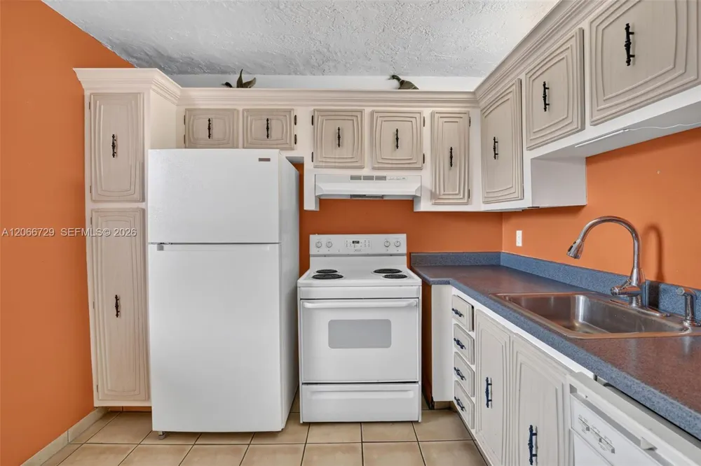 2811 Somerset Dr #405 Lauderdale Lakes, FL 33311