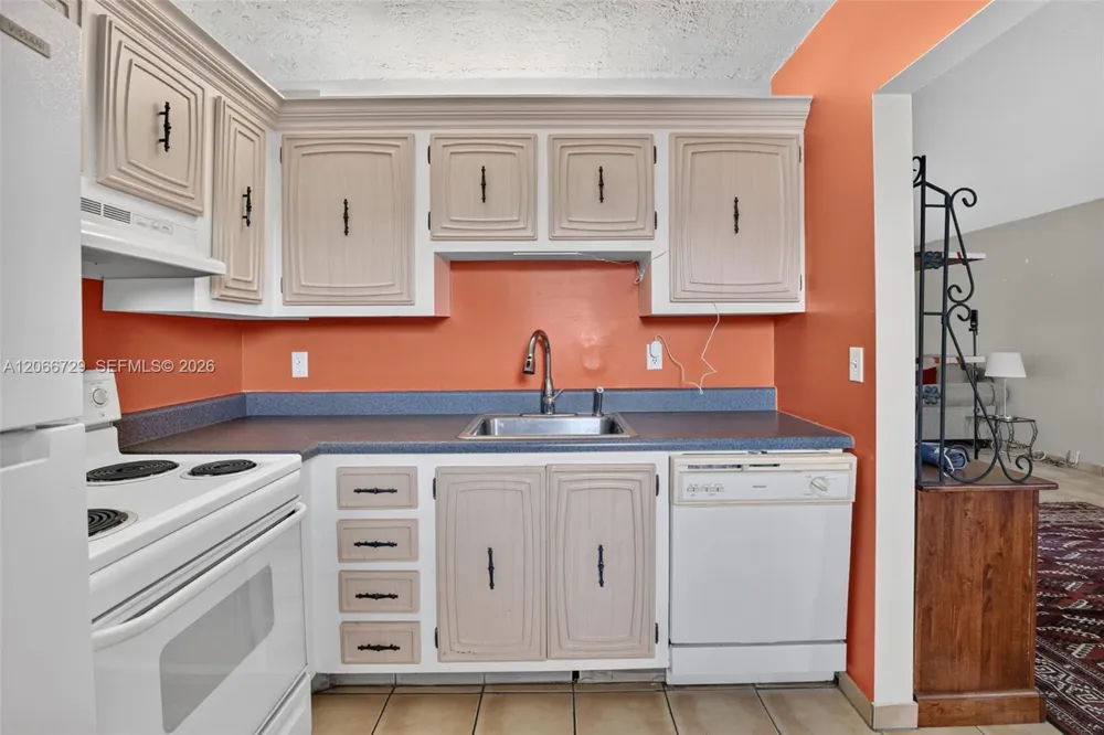 2811 Somerset Dr #405 Lauderdale Lakes, FL 33311