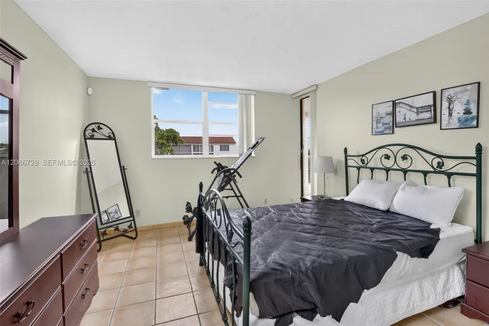 2811 Somerset Dr #405 Lauderdale Lakes, FL 33311