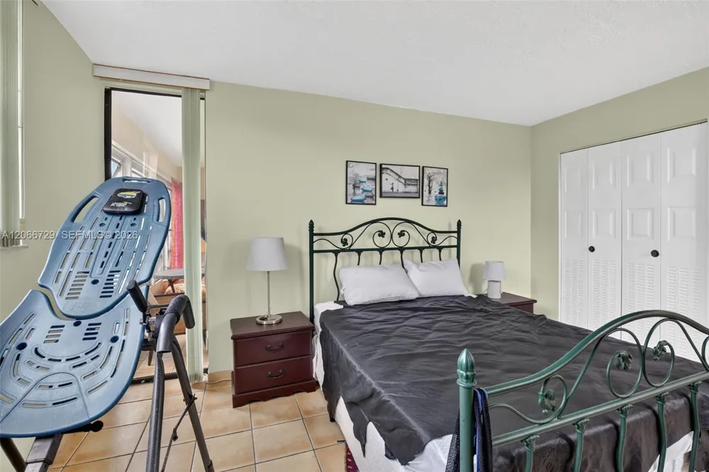 2811 Somerset Dr #405 Lauderdale Lakes, FL 33311