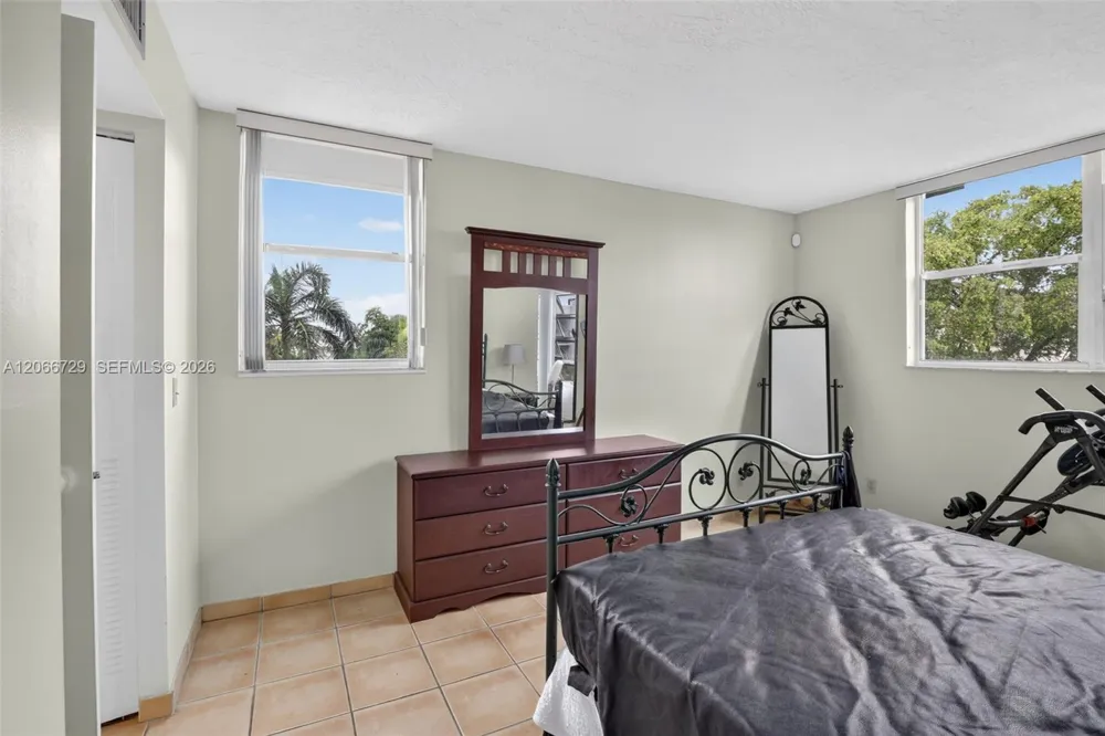 2811 Somerset Dr #405 Lauderdale Lakes, FL 33311