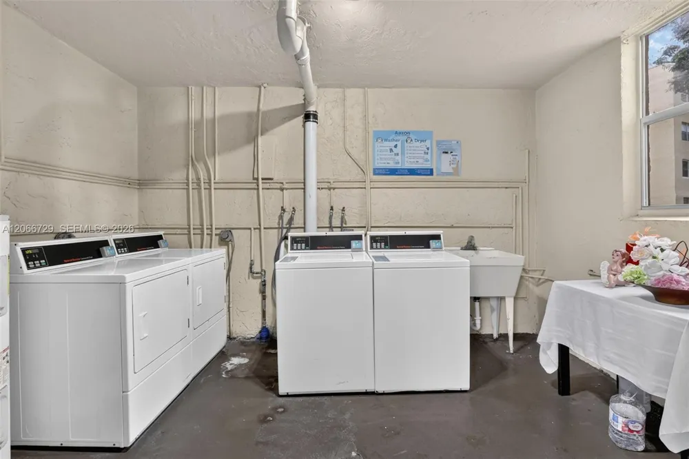 2811 Somerset Dr #405 Lauderdale Lakes, FL 33311