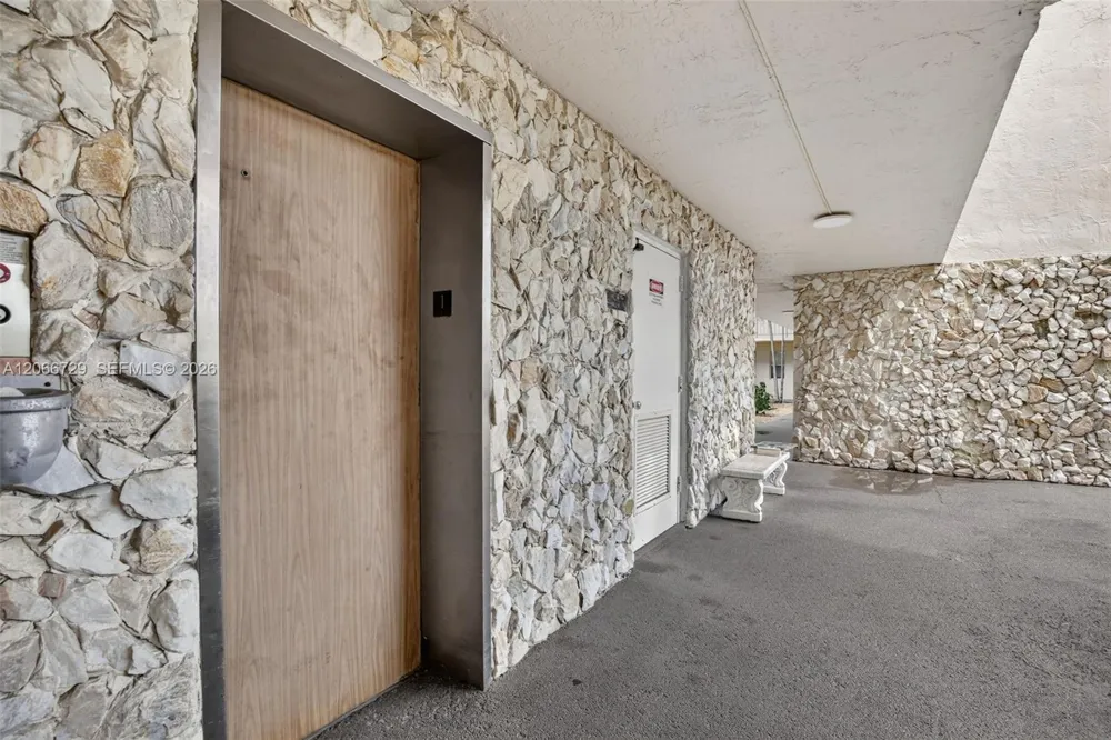 2811 Somerset Dr #405 Lauderdale Lakes, FL 33311