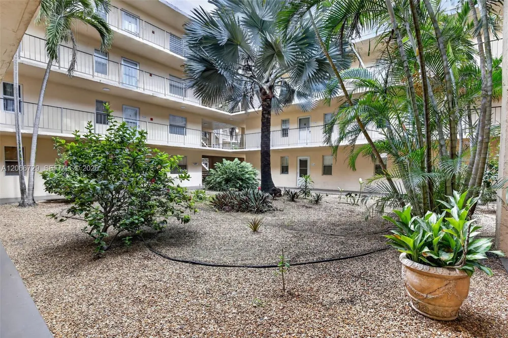 2811 Somerset Dr #405 Lauderdale Lakes, FL 33311