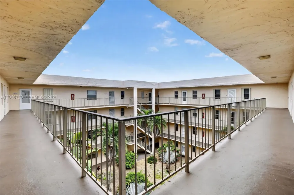 2811 Somerset Dr #405 Lauderdale Lakes, FL 33311