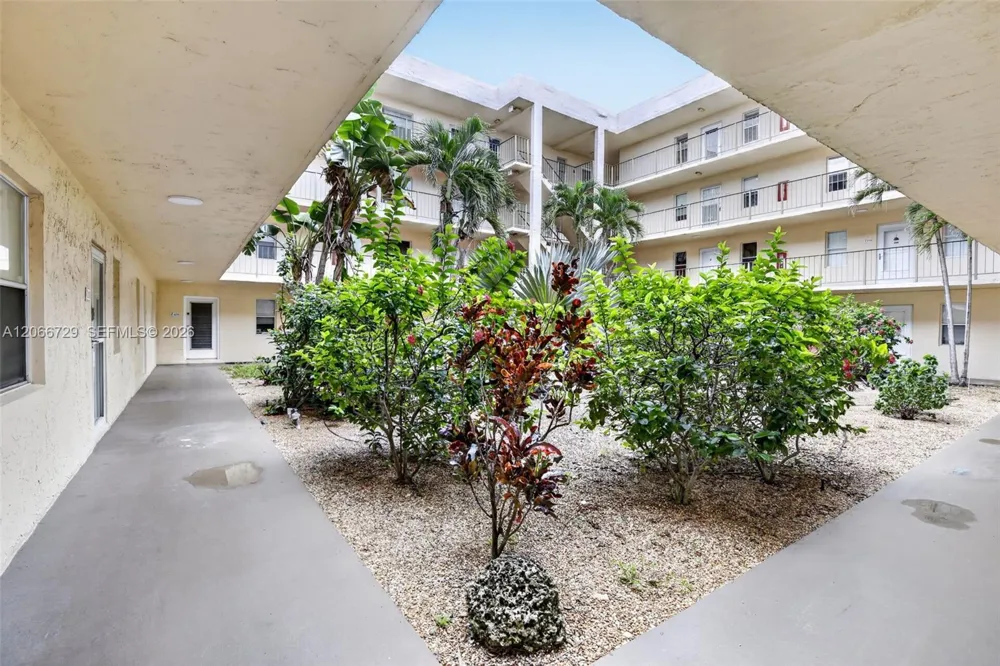 2811 Somerset Dr #405 Lauderdale Lakes, FL 33311