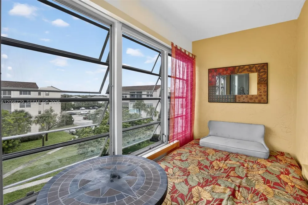 2811 Somerset Dr #405 Lauderdale Lakes, FL 33311