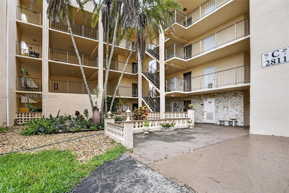 2811 Somerset Dr #405 Lauderdale Lakes, FL 33311