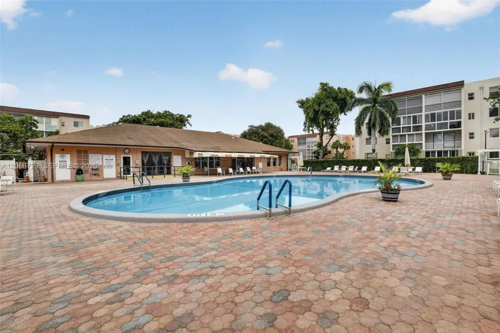 2811 Somerset Dr #405 Lauderdale Lakes, FL 33311
