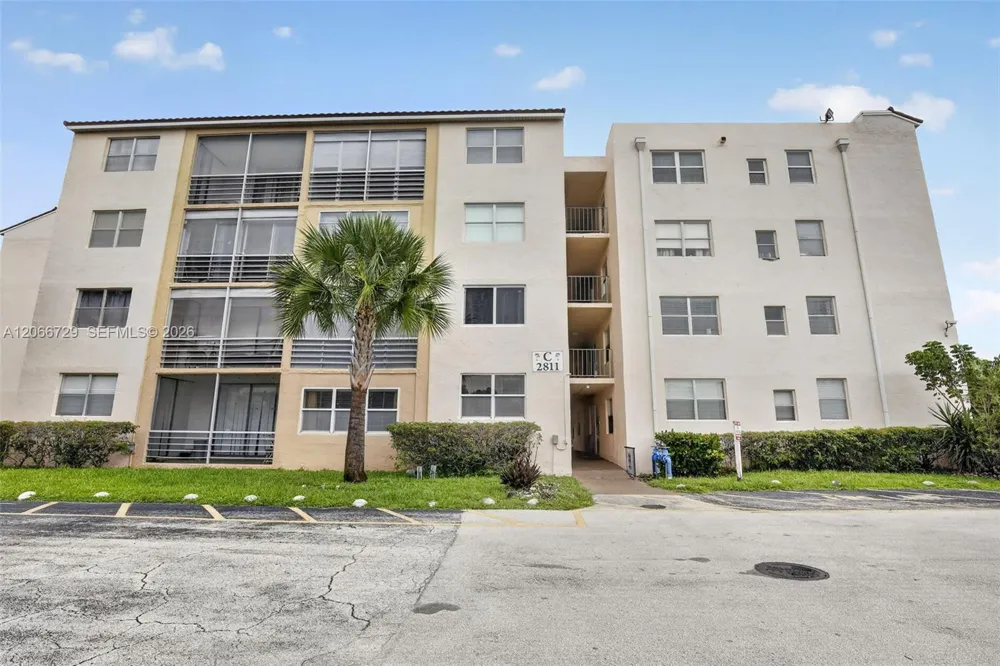 2811 Somerset Dr #405 Lauderdale Lakes, FL 33311