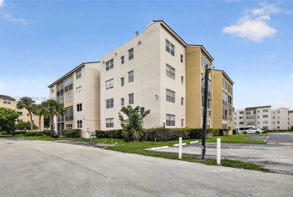 2811 Somerset Dr #405 Lauderdale Lakes, FL 33311