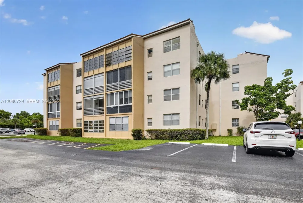 2811 Somerset Dr #405 Lauderdale Lakes, FL 33311