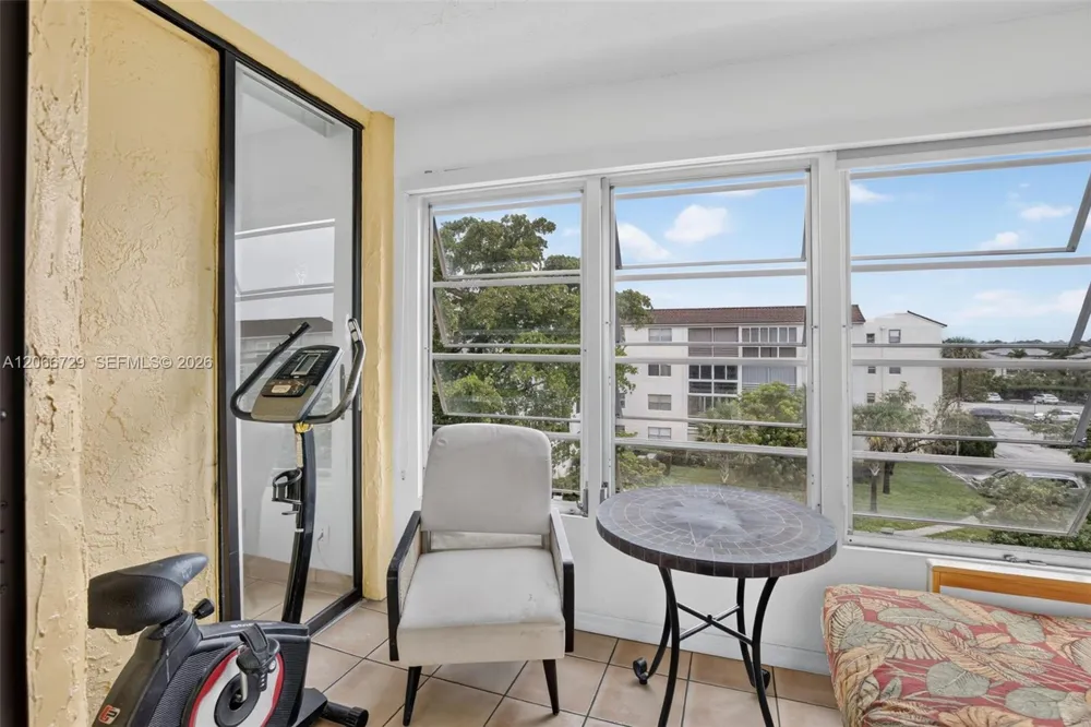 2811 Somerset Dr #405 Lauderdale Lakes, FL 33311