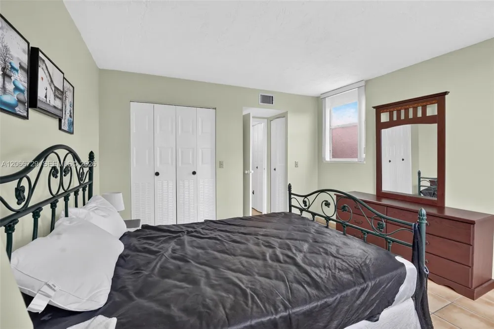 2811 Somerset Dr #405 Lauderdale Lakes, FL 33311