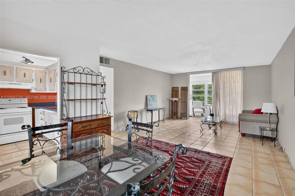 2811 Somerset Dr #405 Lauderdale Lakes, FL 33311