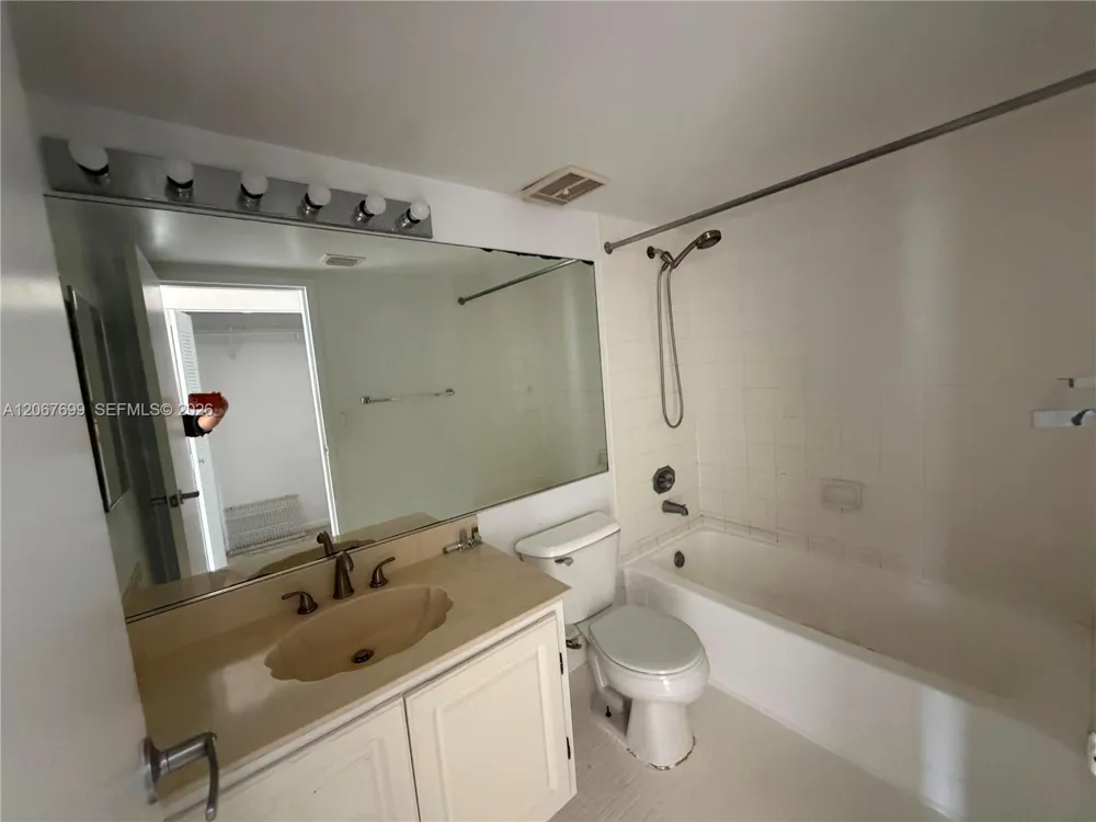 7601 E Treasure Dr #2220 North Bay Village, FL 33141