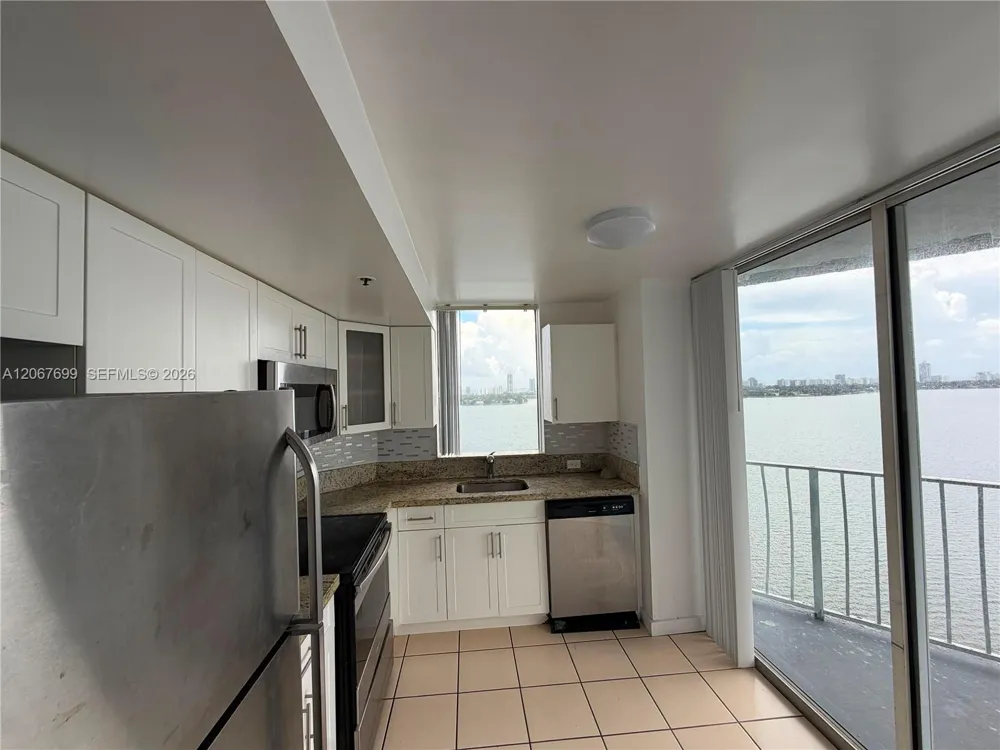 7601 E Treasure Dr #2220 North Bay Village, FL 33141