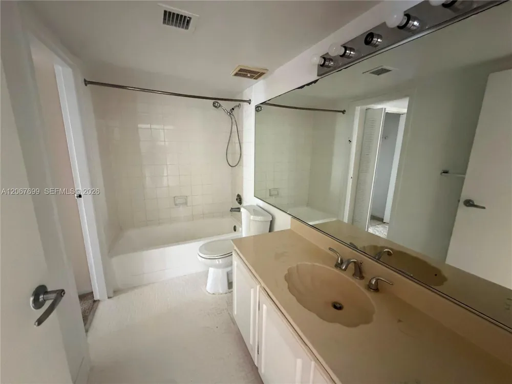7601 E Treasure Dr #2220 North Bay Village, FL 33141