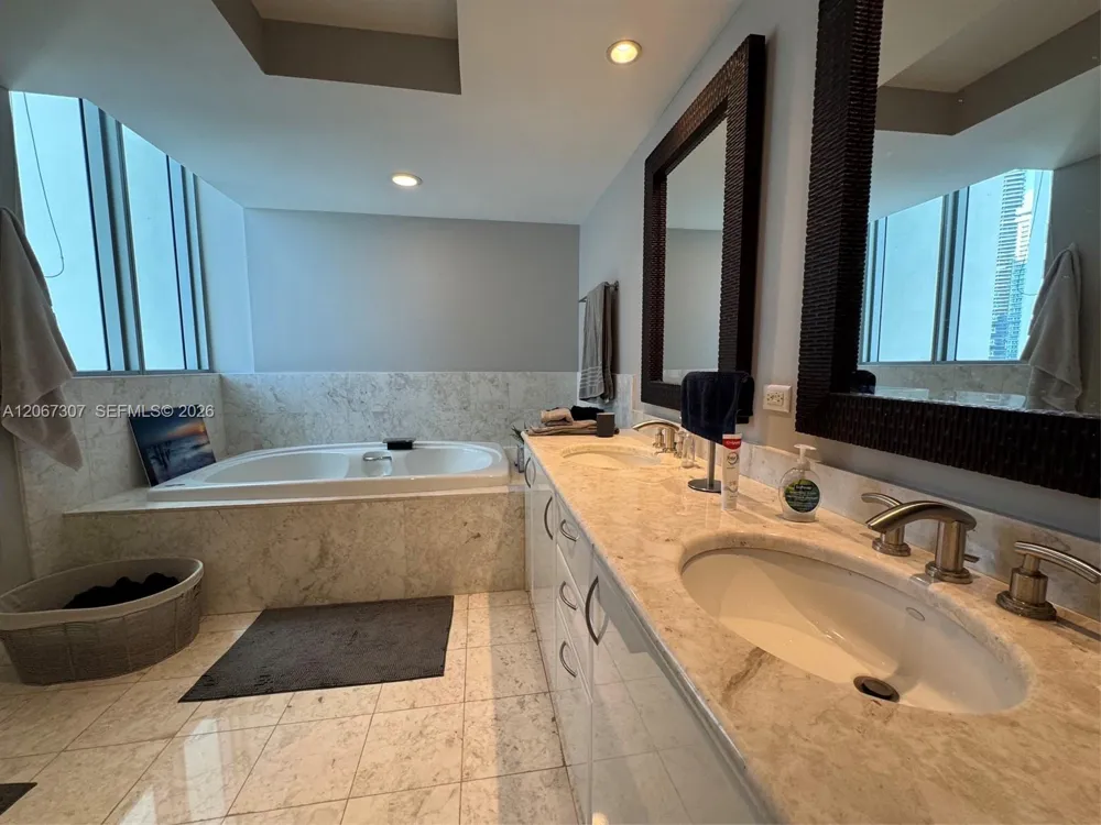 1331 Brickell Bay Dr #1708 Miami, FL 33131