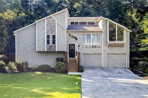 594 Farmbrook Trail NE