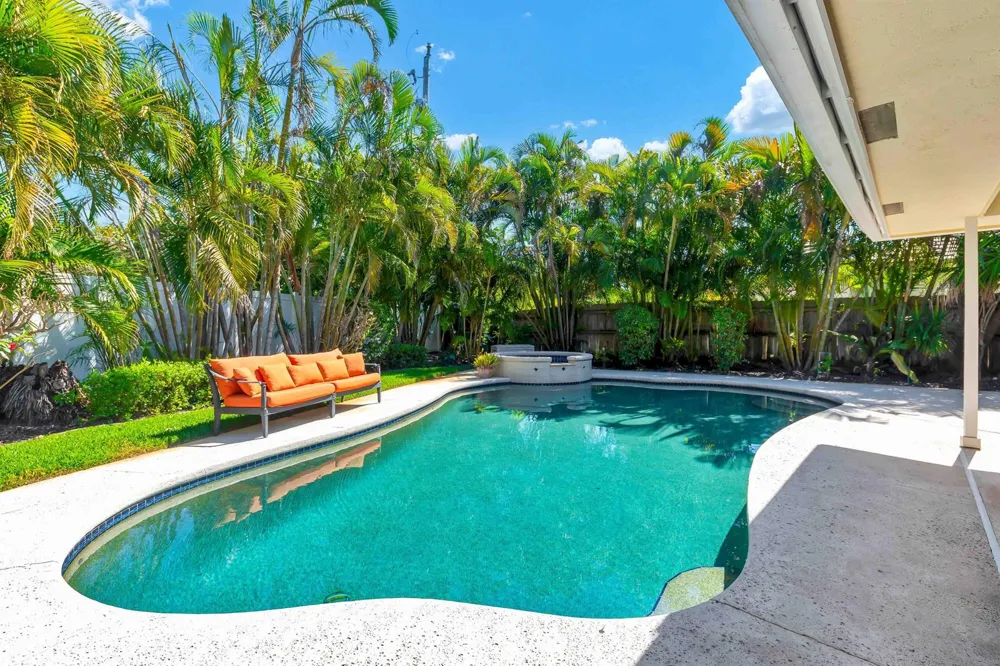 88 Pinehill Trail E Tequesta, FL 33469