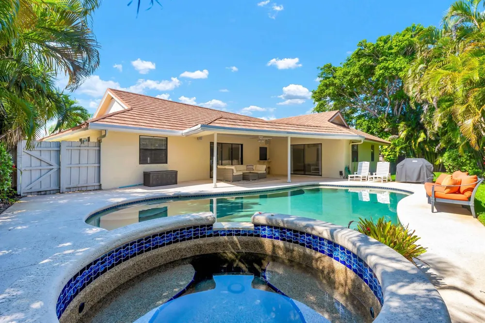 88 Pinehill Trail E Tequesta, FL 33469