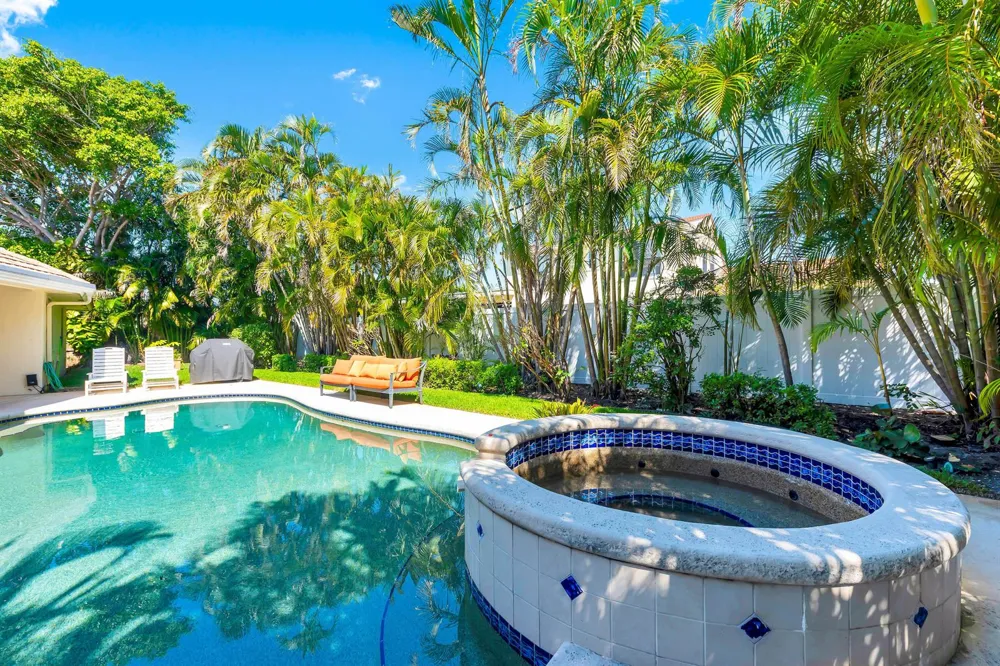 88 Pinehill Trail E Tequesta, FL 33469