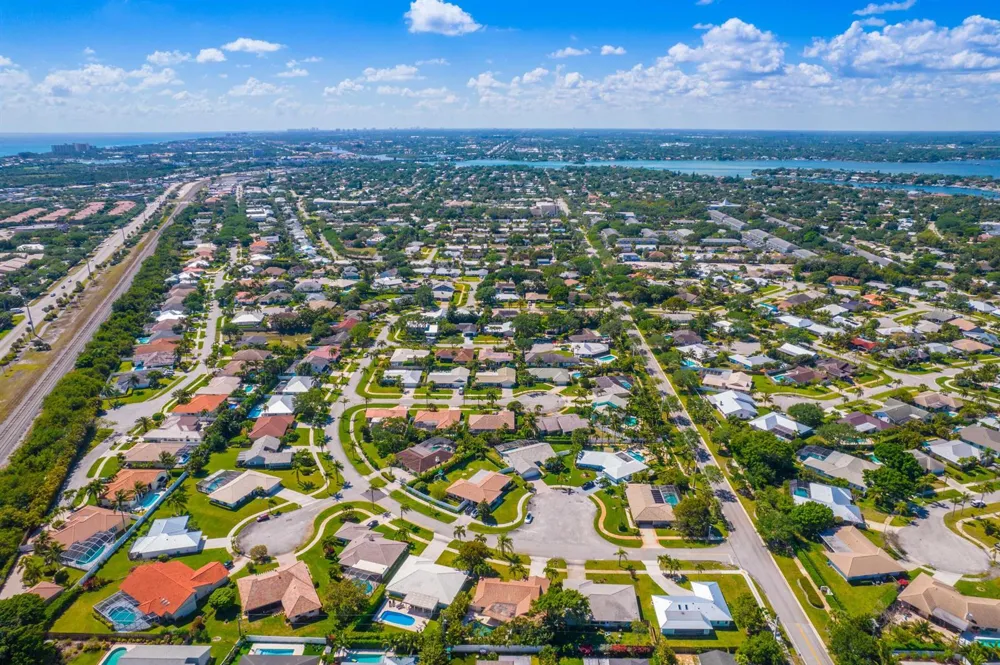 88 Pinehill Trail E Tequesta, FL 33469