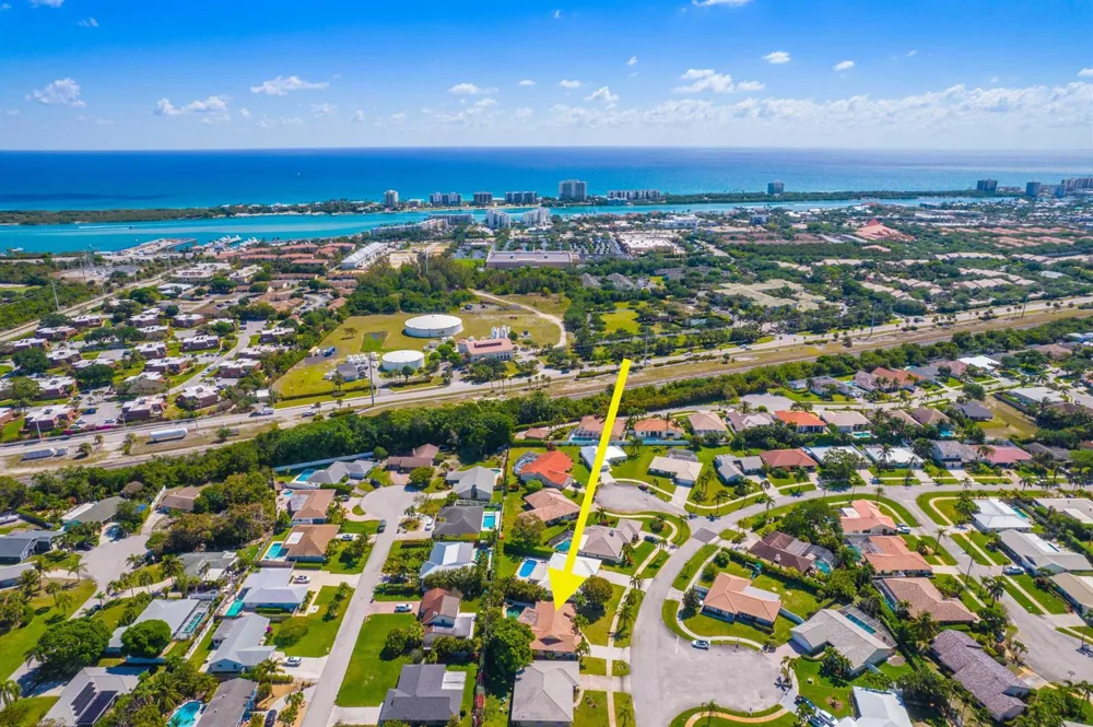 88 Pinehill Trail E Tequesta, FL 33469