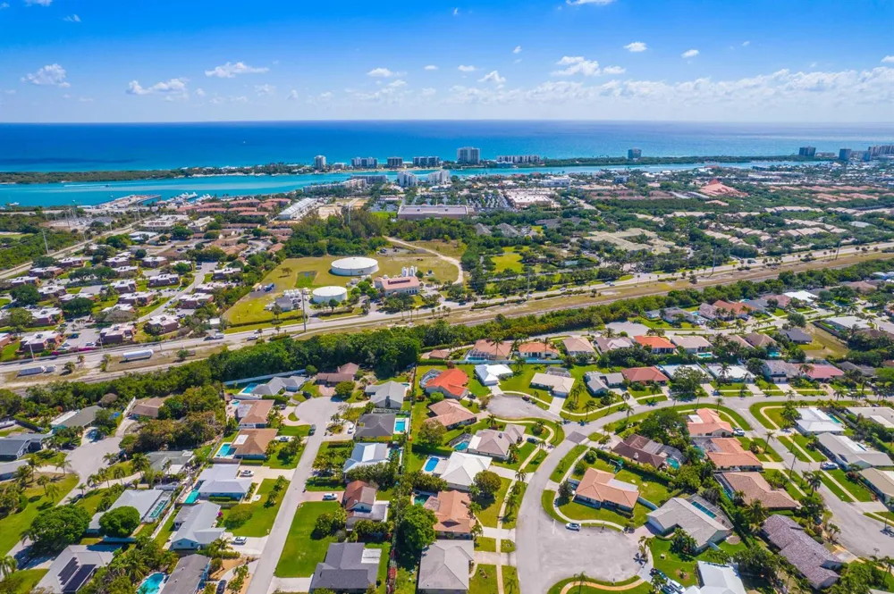 88 Pinehill Trail E Tequesta, FL 33469