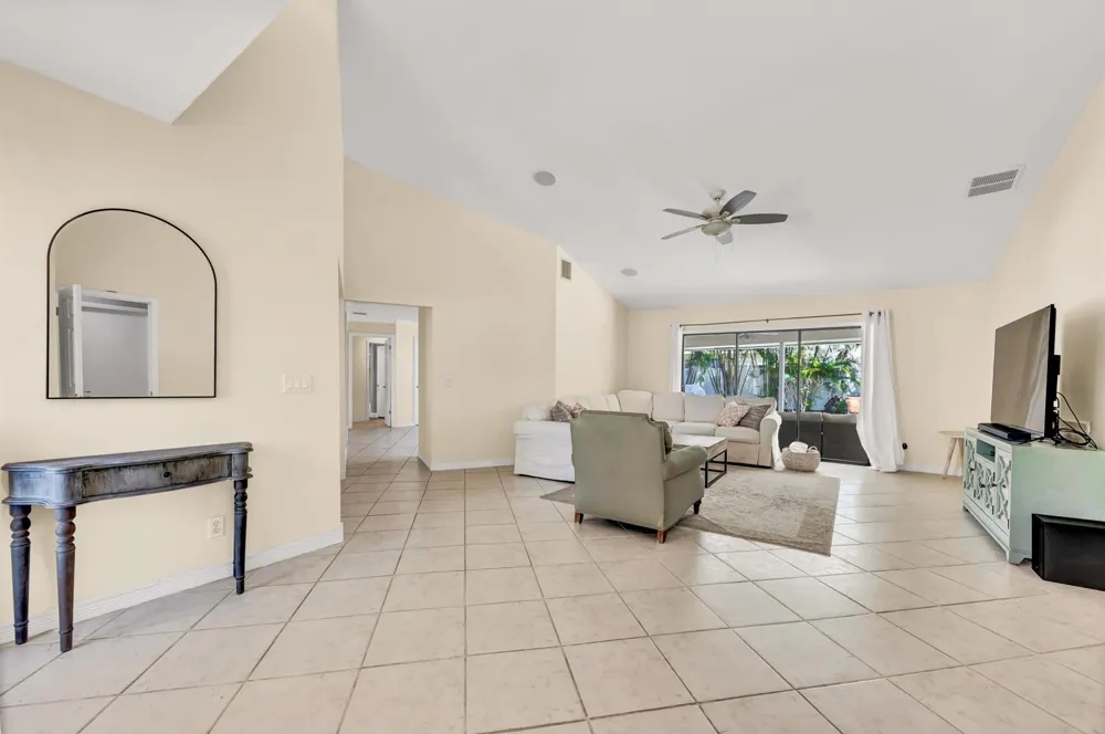 88 Pinehill Trail E Tequesta, FL 33469