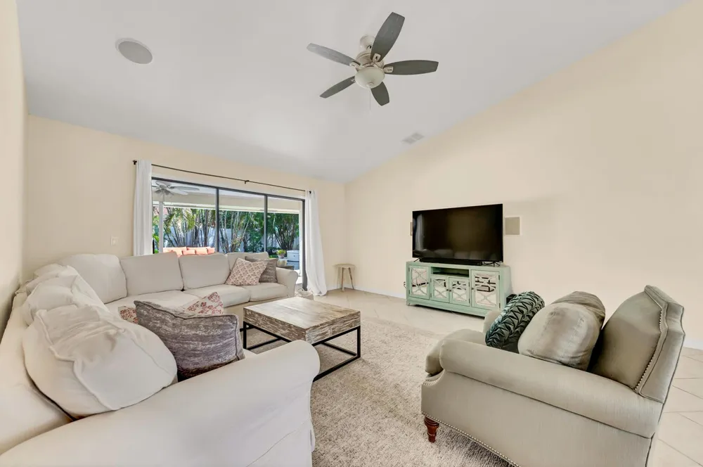 88 Pinehill Trail E Tequesta, FL 33469