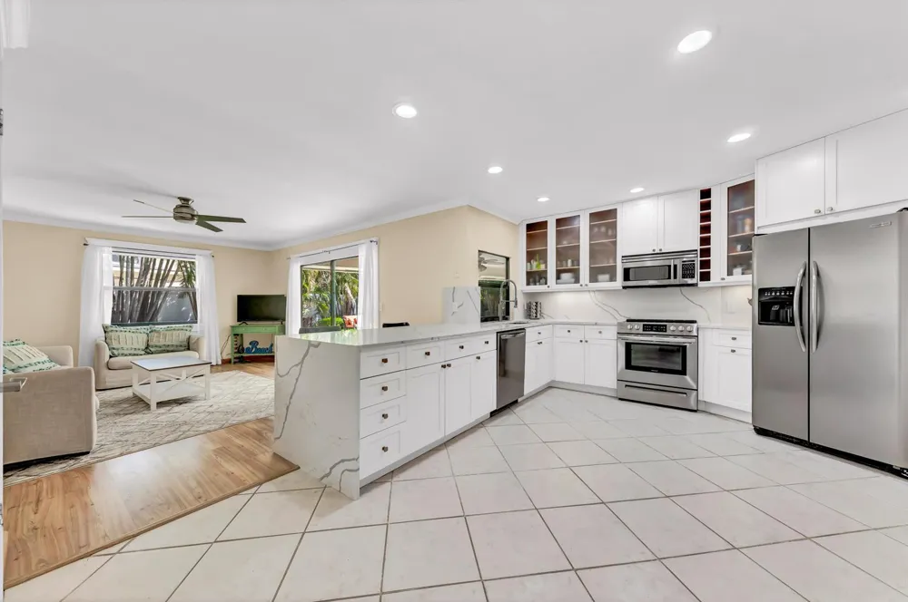 88 Pinehill Trail E Tequesta, FL 33469