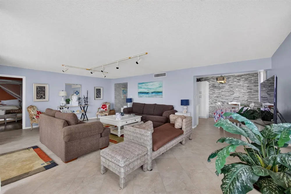 5380 Ocean Drive #2e Riviera Beach, FL 33404