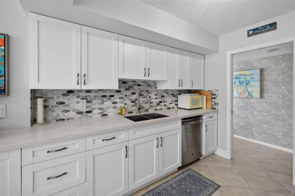 5380 Ocean Drive #2e Riviera Beach, FL 33404