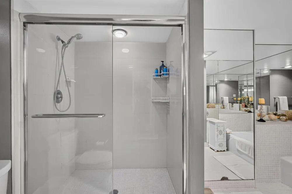 5380 Ocean Drive #2e Riviera Beach, FL 33404
