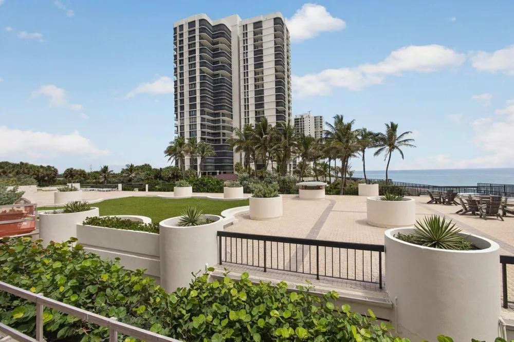 5380 Ocean Drive #2e Riviera Beach, FL 33404