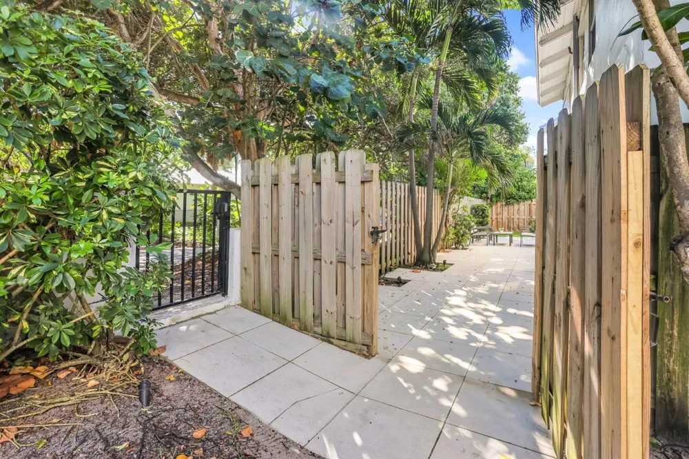 320 S OCEAN BOULEVARD #LP Delray Beach, FL 33483