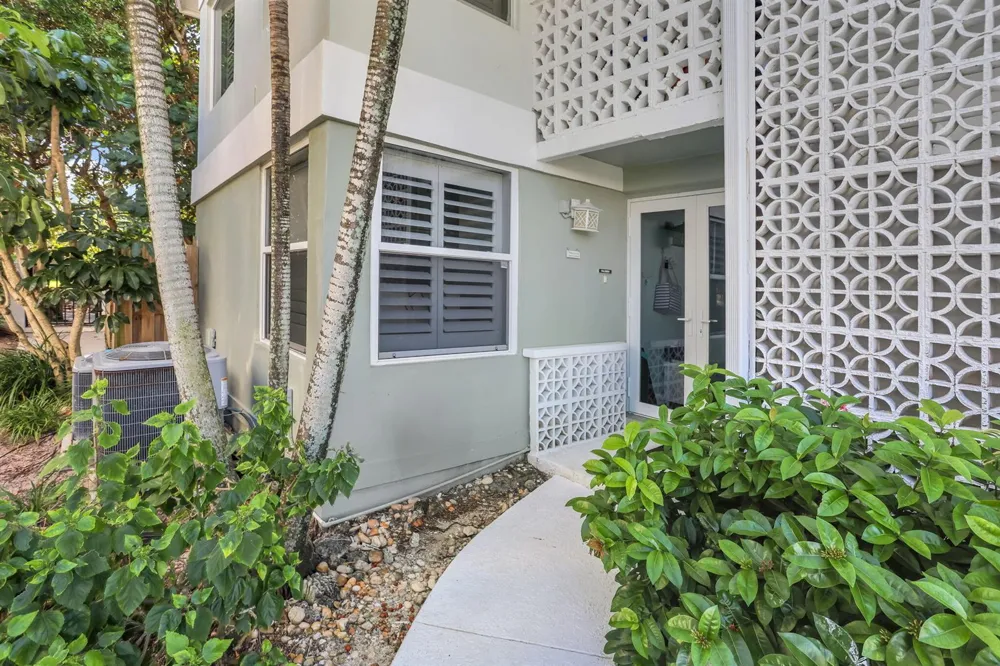 320 S OCEAN BOULEVARD #LP Delray Beach, FL 33483