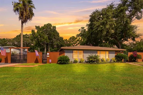 1704 Nina Lee Lane