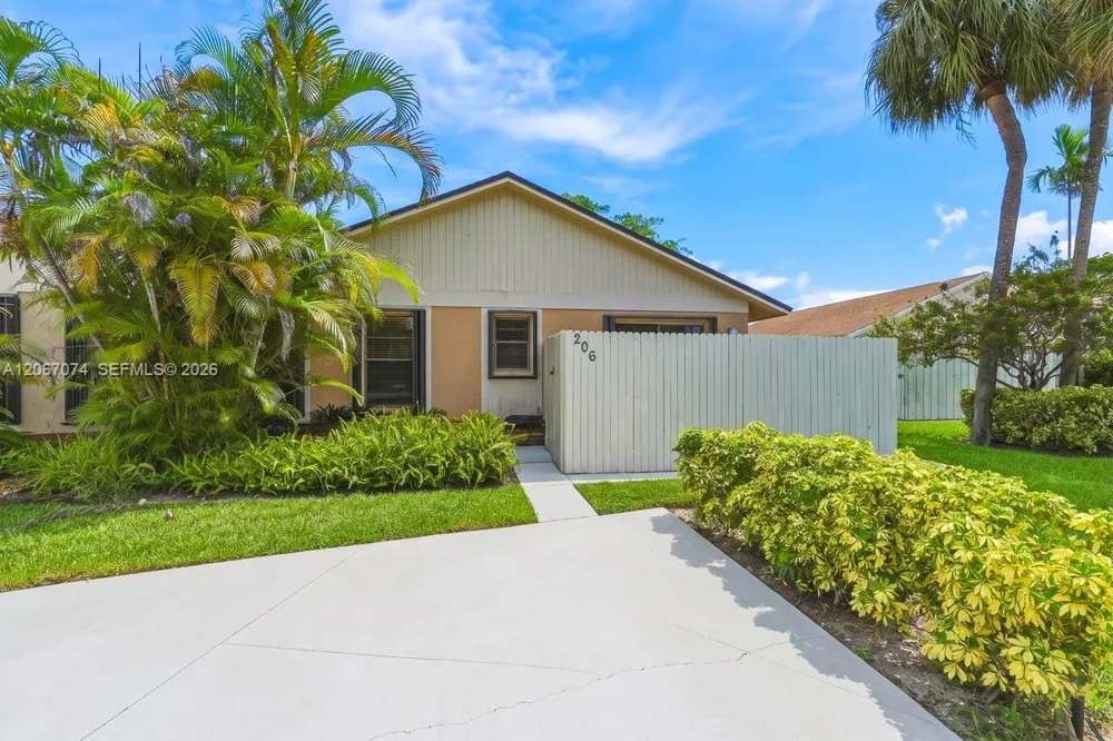 206 SE 1st Cir #13-B Boynton Beach, FL 33435