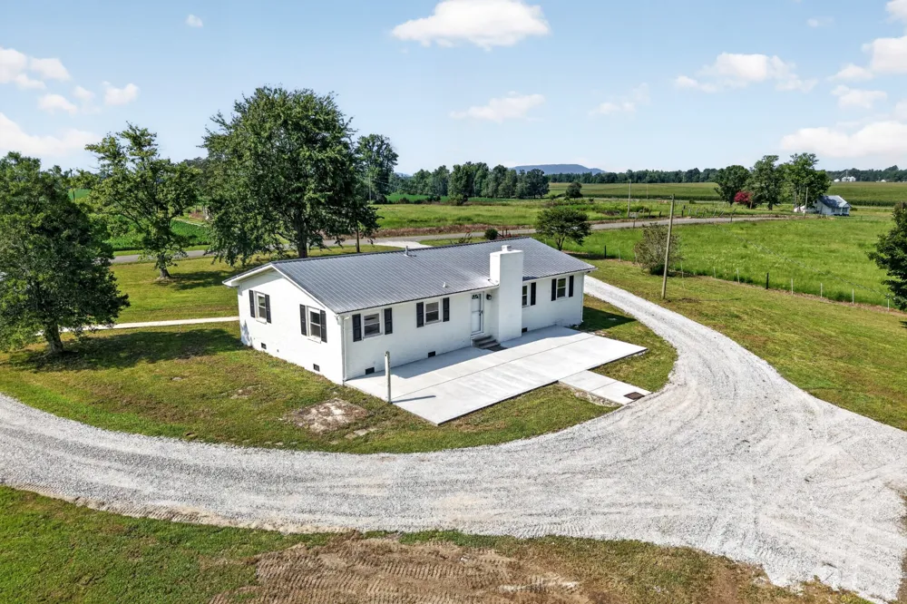 2054 Robinson Rd Smithville, TN 37166