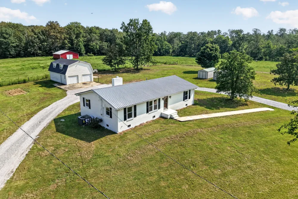 2054 Robinson Rd Smithville, TN 37166