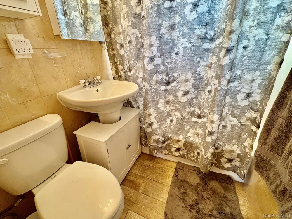 260-08 74th Avenue #2nd Floor Glen Oaks, NY 11004