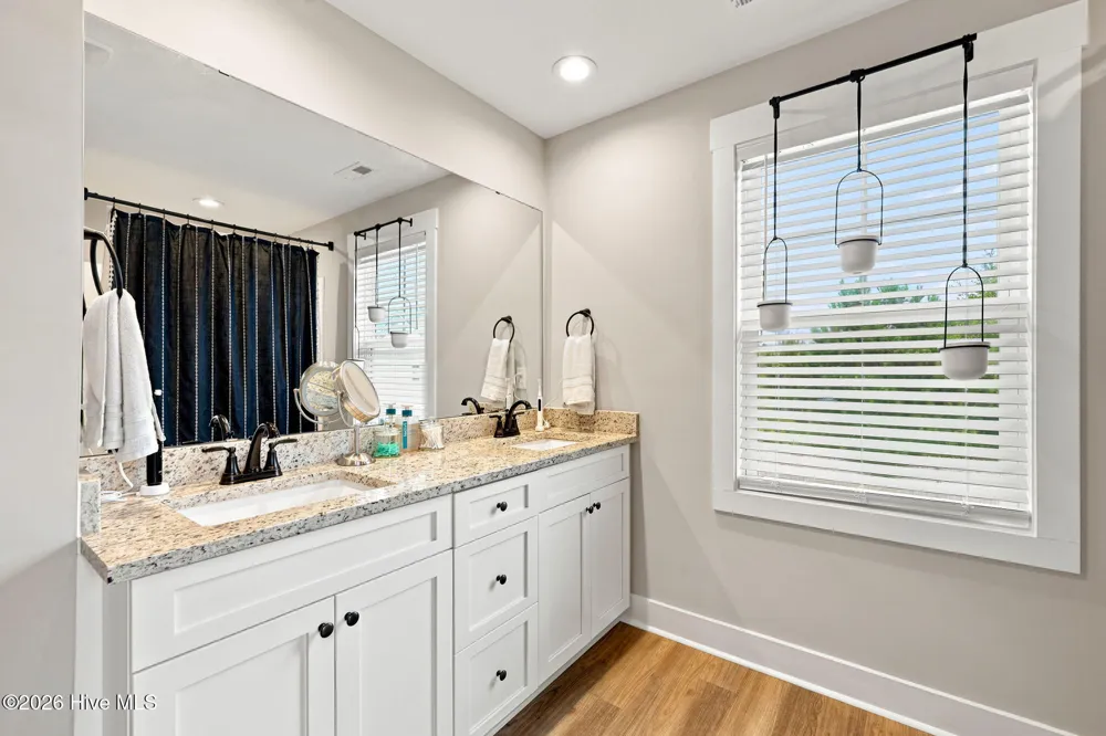 284 E Ivybridge Drive Hubert, NC 28539