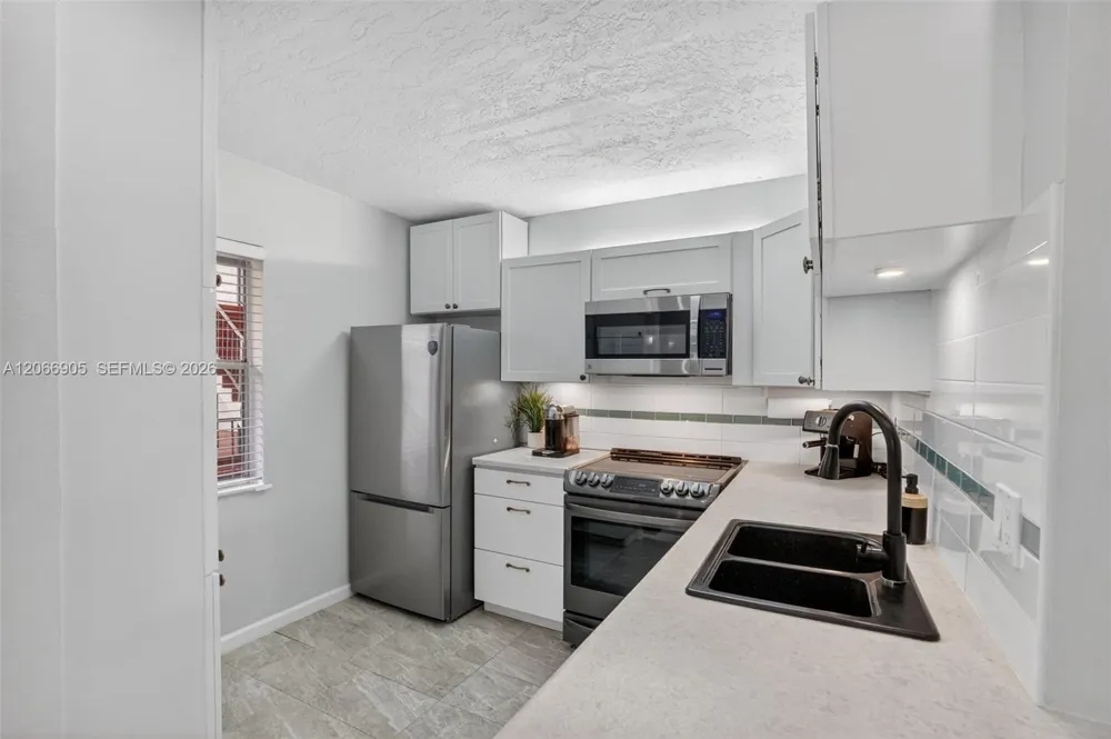 2801 Somerset Dr #205 Lauderdale Lakes, FL 33311