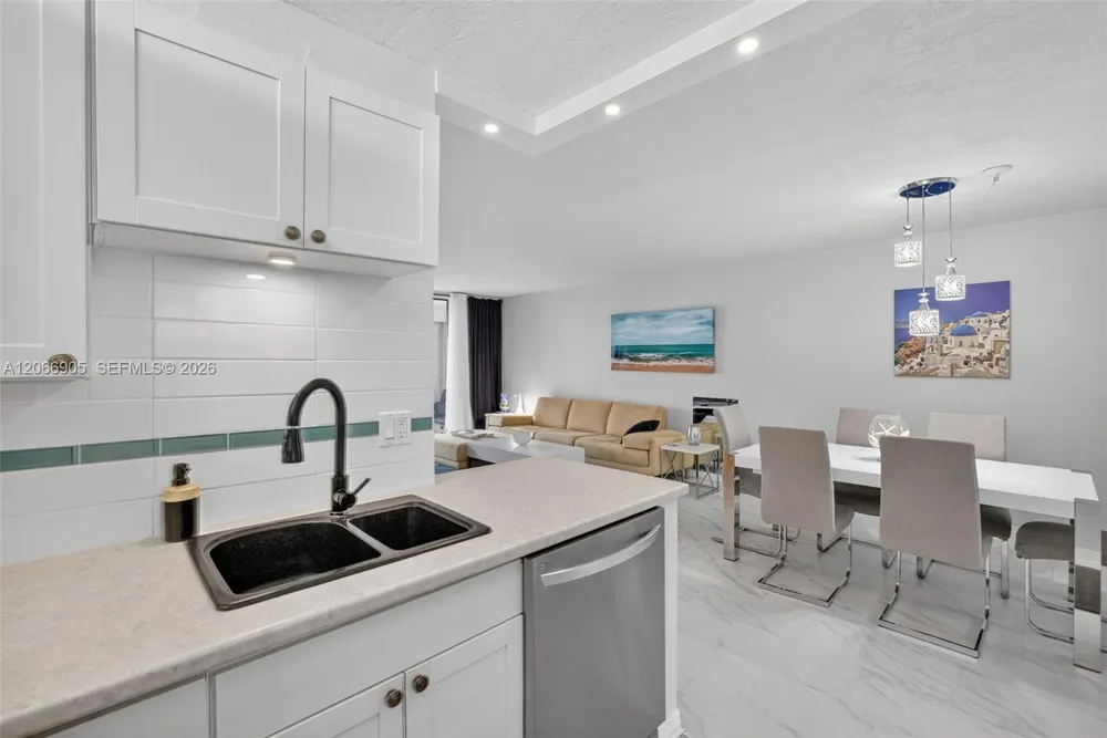 2801 Somerset Dr #205 Lauderdale Lakes, FL 33311