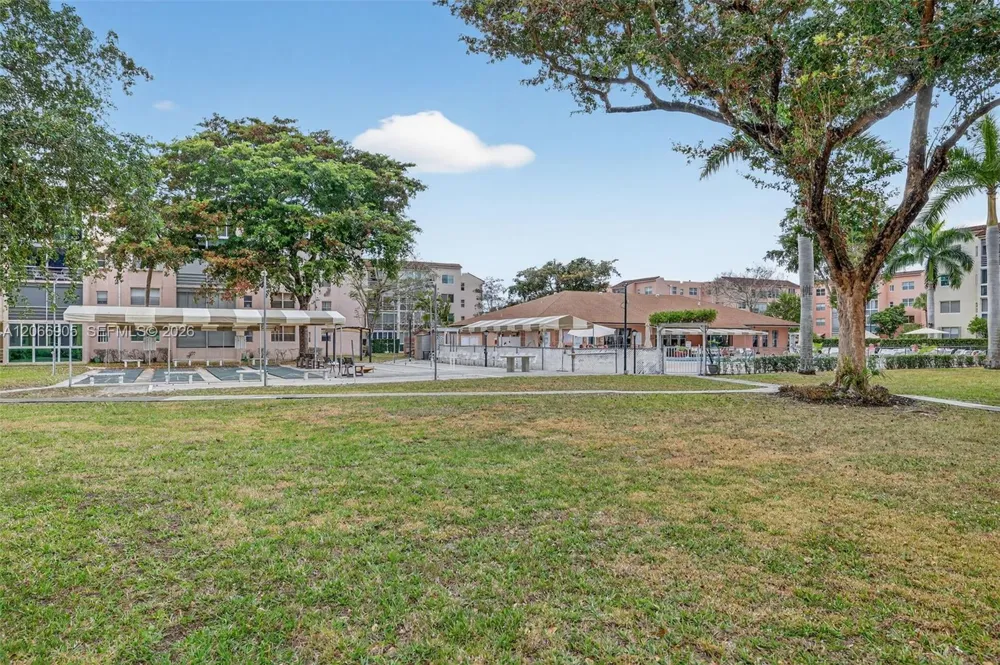 2801 Somerset Dr #205 Lauderdale Lakes, FL 33311